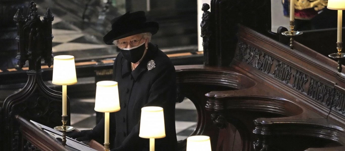 Η φωτογραφία της βασίλισσας Ελισάβετ που έγινε viral - Κάθεται μόνη της μετά από 73 χρόνια (φώτο)